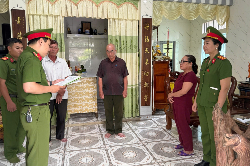 Bắt giam đối tượng mang tiền án vẫn hành nghề buôn bán hàng cấm -0