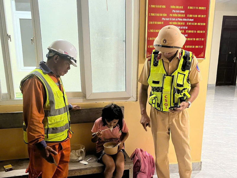 Menina de 10 anos perdida na rodovia em Ha Tinh à meia-noite -0