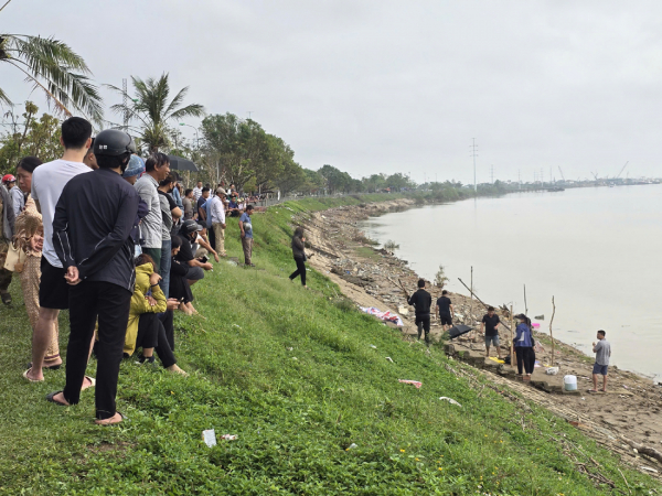 Đã tìm thấy 3 thi thể trong vụ bố ôm 2 con gái nhảy cầu Bến Thủy -0