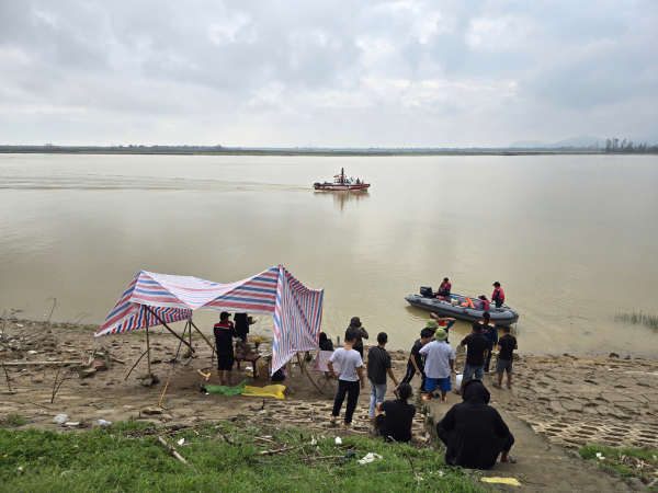 Đã tìm thấy 3 thi thể trong vụ bố ôm 2 con gái nhảy cầu Bến Thủy -1