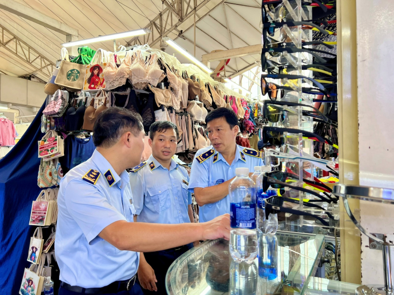 Quản lý thị trường chuyển Công an điều tra 9 vụ sản xuất, buôn bán hàng giả  -0