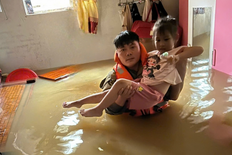 Thượng úy Công an kiên cường, dũng cảm giúp dân giữa cơn lũ dữ -0