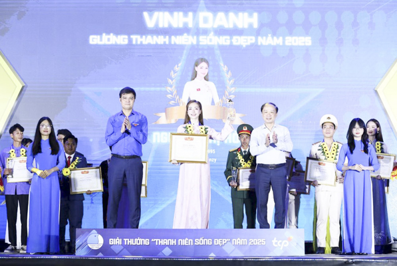 ca si hòa minzy là m-t trong 20 ngu-i du-c vinh danh guong thanh niên s-ng d-p nam 2025.jpg -0