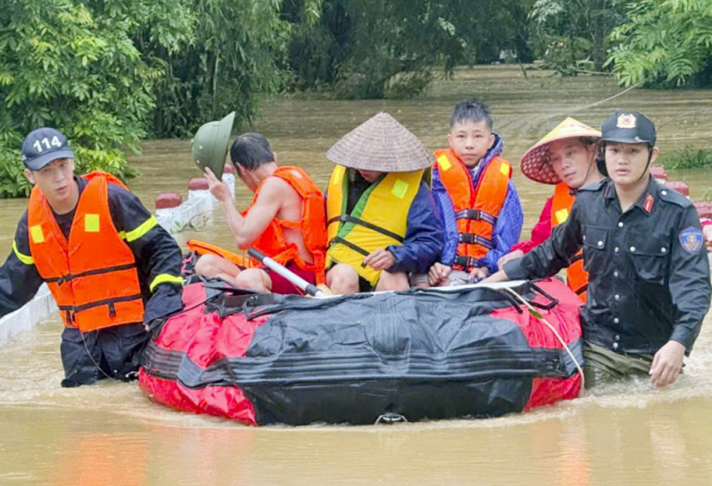 ngu-i dân du-c l-c lu-ng công an -ng c-u k-p th-i--nh báo cand.jpg -2