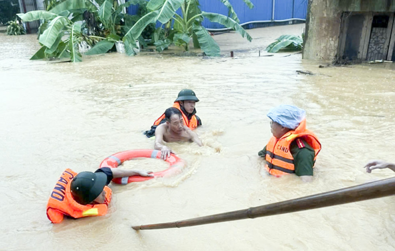 Xúc động những câu chuyện Công an cứu dân trong lũ dữ -0