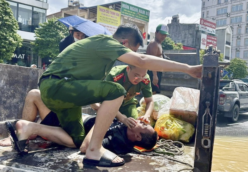 Xúc động những câu chuyện Công an cứu dân trong lũ dữ -1