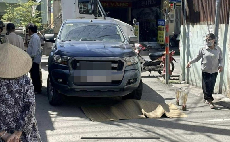 Cụ bà 79 tuổi tàn tật di chuyển bằng tay bị xe bán tải tông tử vong -0