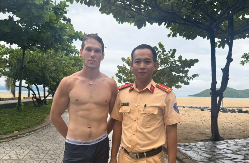 Die Polizei rettete umgehend einen ausländischen Touristen, der am Strand von Nha Trang ertrank -0