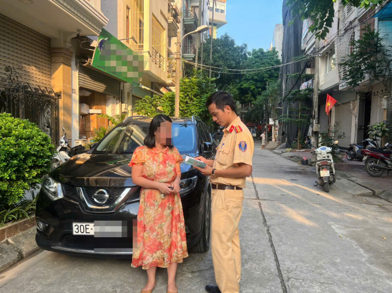 Mẹ lái ô tô, sơ suất để con gái trèo lên nóc xe ngồi -0