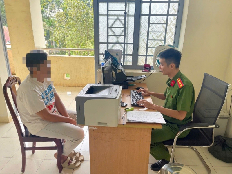 Công an xã làm việc với người cắt ghép hình ảnh, đăng tải thông tin sai sự thật  -0