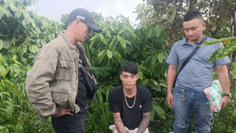 Công an mật phục bắt con nghiện cất giấu 2 bánh Heroin trong rẫy cà phê -0