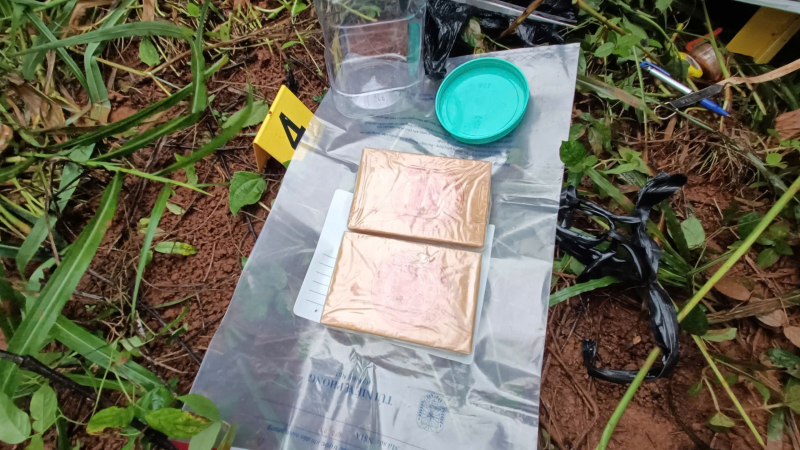 Công an mật phục bắt con nghiện cất giấu 2 bánh Heroin trong rẫy cà phê -0