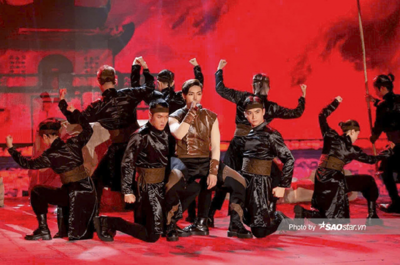 e rik th- hi-n bai hát nam qu-c son hà trong m-t chuong trình truy-n hình th-c t-.jpg -0