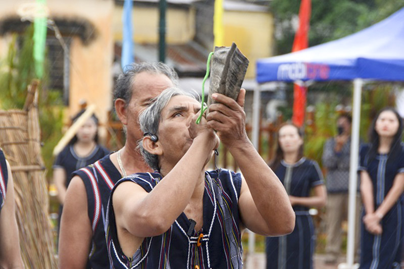 già làng th-i tù và m- d-u nghi th-c cúng lúa m-i..jpg -1