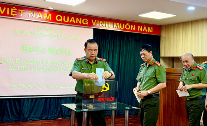 Lực lượng Công an ủng hộ đồng bào bị thiệt hại bởi thiên tai -0