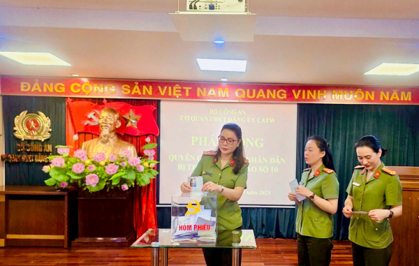 Lực lượng Công an quyên góp ủng hộ đồng bào bị thiệt hại bởi thiên tai -0