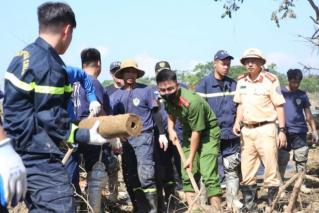 Plus de 200 agents de la police de la ville de Hanoi continuent de se mobiliser pour aider la population -2