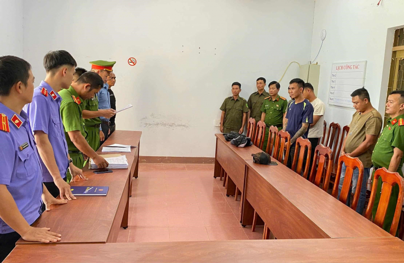 Tranh giành khách, 4 đối tượng chặn xe đánh tài xế trọng thương -0