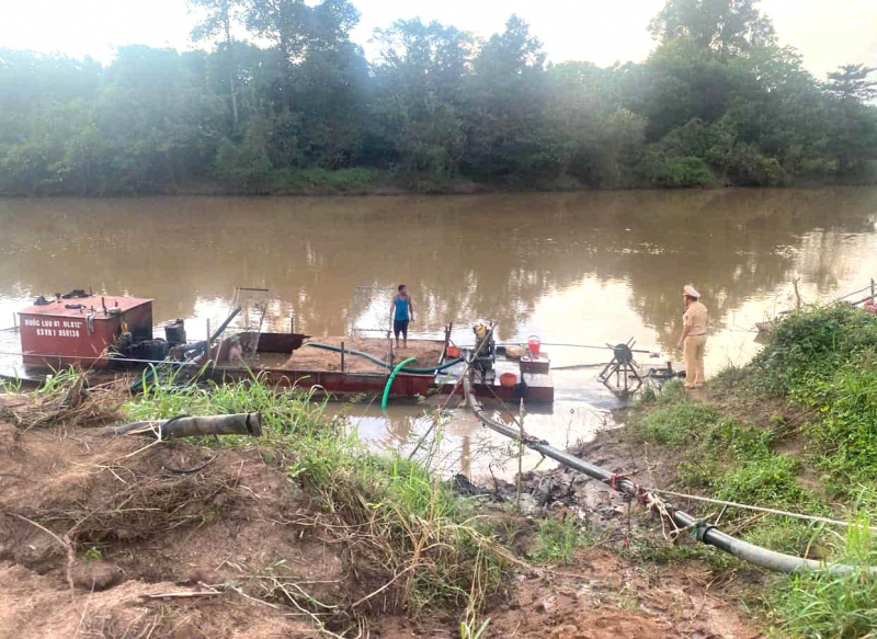 Giám đốc doanh nghiệp ngang nhiên dùng tàu hết đăng kiểm hút cát  -0