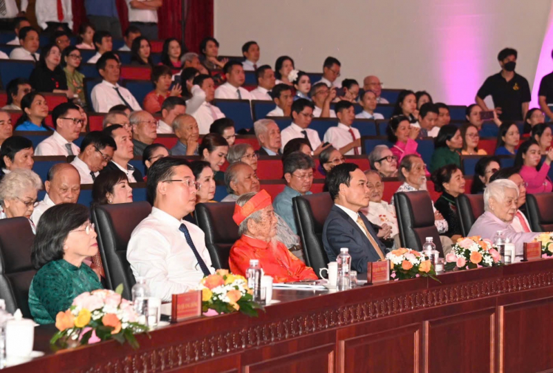 ទីក្រុងហូជីមិញសង្ខេប 50 ឆ្នាំនៃអក្សរសិល្ប៍និងសិល្បៈ -0