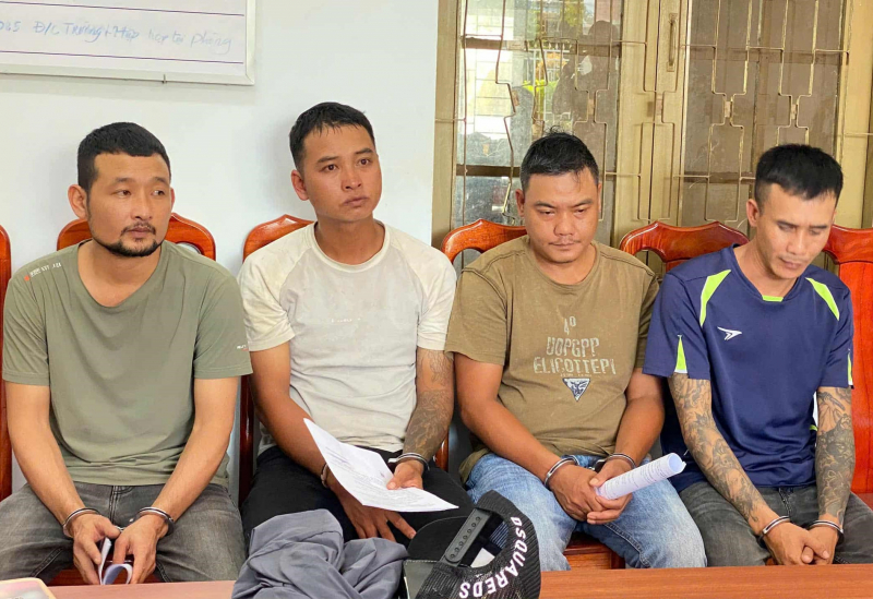 Tranh giành khách, 4 đối tượng chặn xe đánh tài xế trọng thương -0