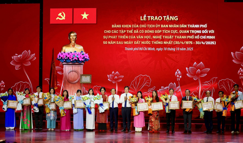 Das Ministerium für Kultur und Sport von Ho-Chi-Minh-Stadt wurde mit der First Class Labor Medal geehrt -0