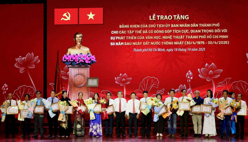 Das Ministerium für Kultur und Sport von Ho-Chi-Minh-Stadt wurde mit der First Class Labor Medal geehrt -0