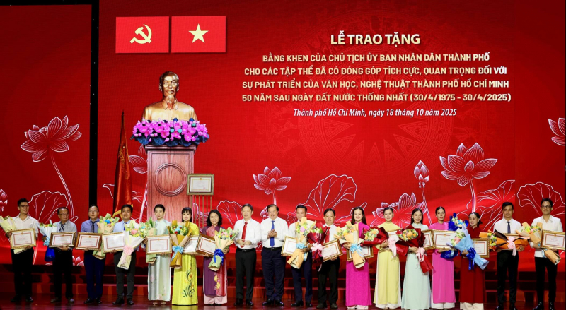 Das Ministerium für Kultur und Sport von Ho-Chi-Minh-Stadt wurde mit der First Class Labor Medal geehrt -0
