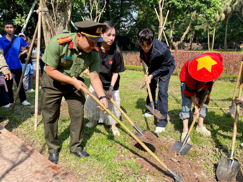 Công an Thủ đô cùng các nghệ sĩ phát động công trình