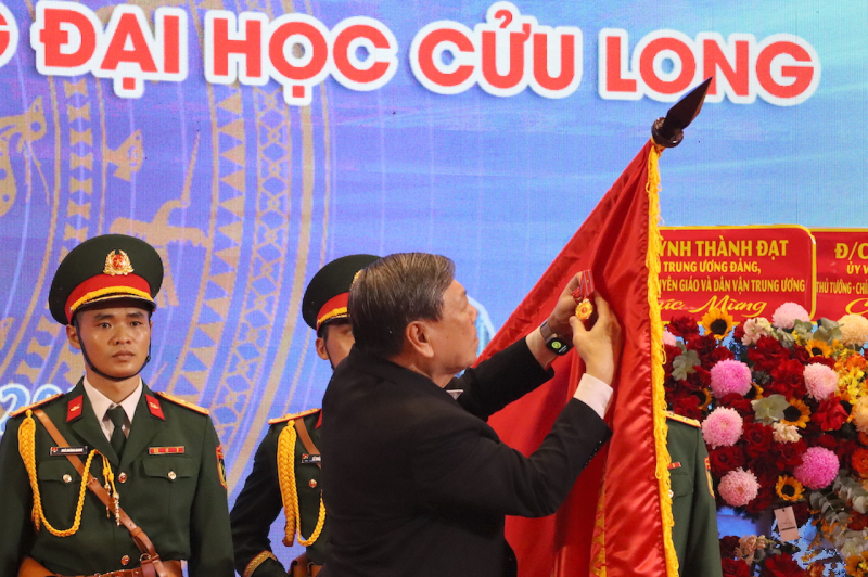 Trường Đại học Cửu Long đón nhận Huân chương Lao động hạng Nhì -0