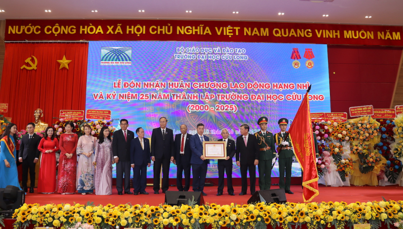 Trường Đại học Cửu Long đón nhận Huân chương Lao động hạng Nhì -0