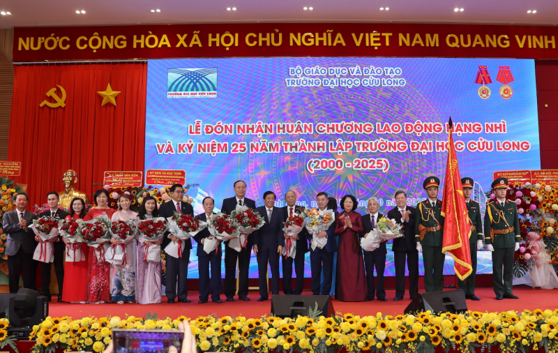 Trường Đại học Cửu Long đón nhận Huân chương Lao động hạng Nhì -0