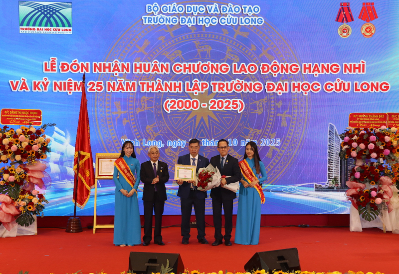 Trường Đại học Cửu Long đón nhận Huân chương Lao động hạng Nhì -0
