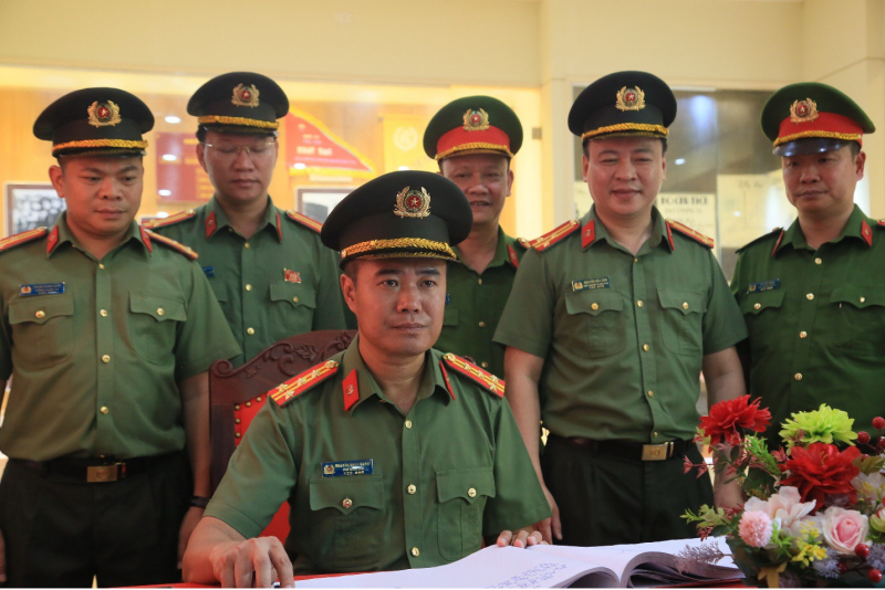 Công an TP Hà Nội báo công dâng Bác tại Khu lưu niệm Sáu điều Bác Hồ dạy Công an Nhân dân -0