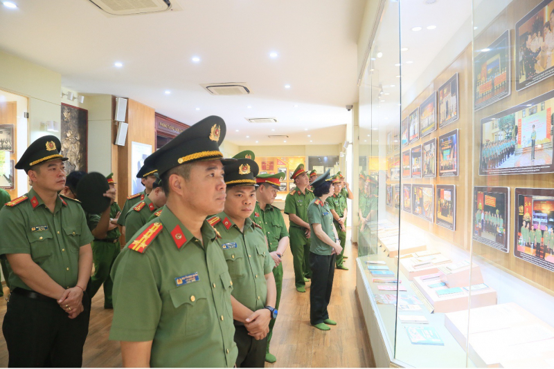 Công an TP Hà Nội báo công dâng Bác tại Khu lưu niệm Sáu điều Bác Hồ dạy Công an Nhân dân -0