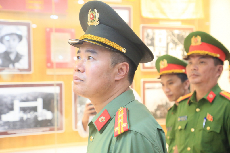 Công an TP Hà Nội báo công dâng Bác tại Khu lưu niệm Sáu điều Bác Hồ dạy Công an Nhân dân -0