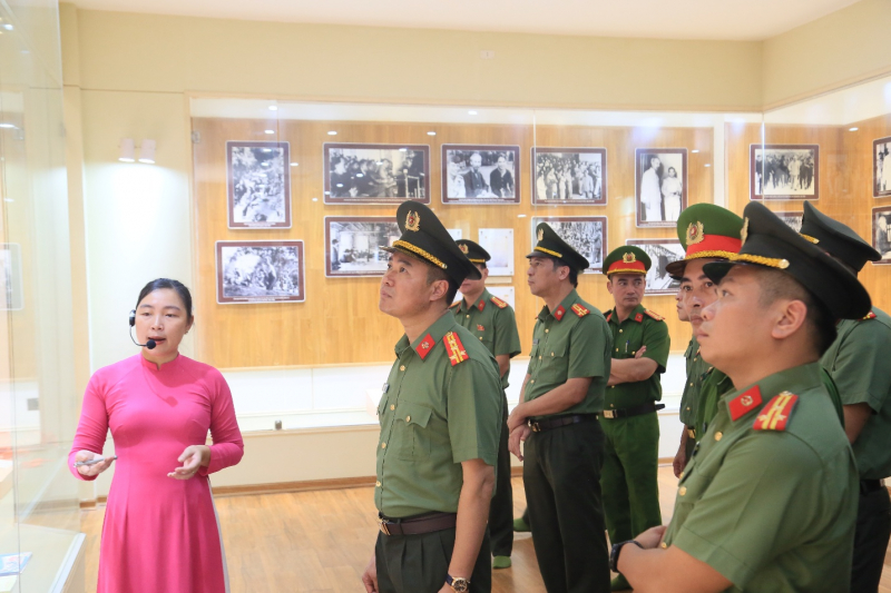 Công an TP Hà Nội báo công dâng Bác tại Khu lưu niệm Sáu điều Bác Hồ dạy Công an Nhân dân -0