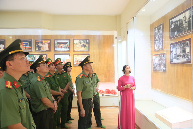 Công an TP Hà Nội báo công dâng Bác tại Khu lưu niệm Sáu điều Bác Hồ dạy Công an Nhân dân -0
