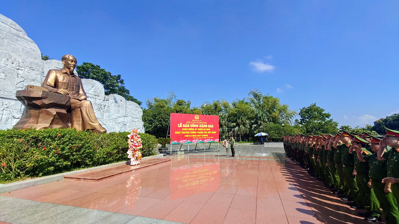Công an TP Hà Nội báo công dâng Bác tại Khu lưu niệm Sáu điều Bác Hồ dạy Công an Nhân dân -0