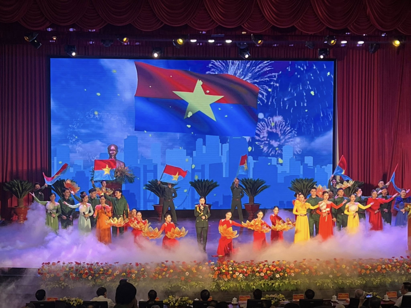 ទីក្រុងហូជីមិញសង្ខេប 50 ឆ្នាំនៃអក្សរសិល្ប៍និងសិល្បៈ -0