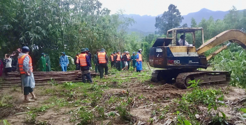 Gần 100 cán bộ, chiến sĩ khẩn trương gia cố, chống sạt lở sông Bù Lu -0