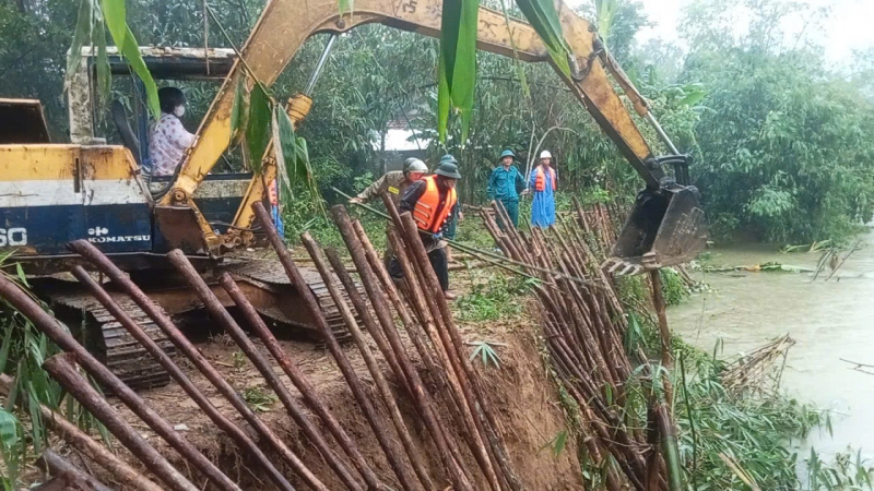 Gần 100 cán bộ, chiến sĩ khẩn trương gia cố, chống sạt lở sông Bù Lu -0