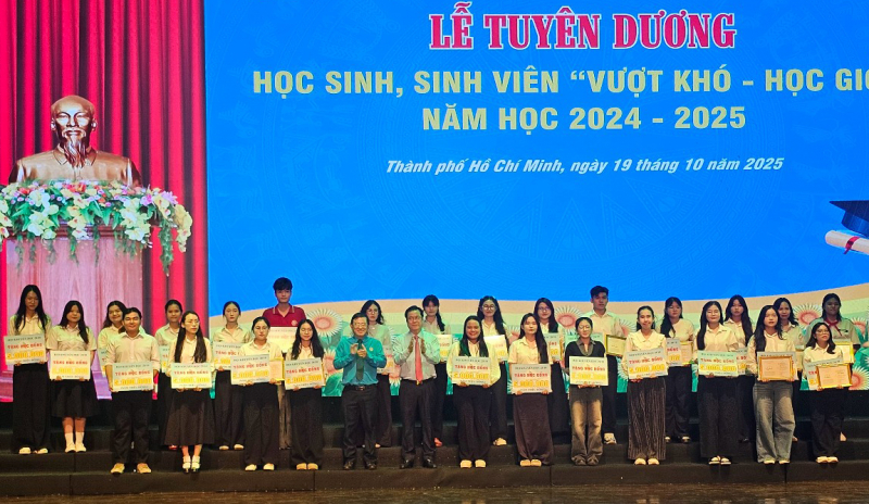 Hơn 6 nghìn học sinh, sinh viên được trao học bổng, khen thưởng, động viên từ Quỹ Khuyến học 28/10 -1