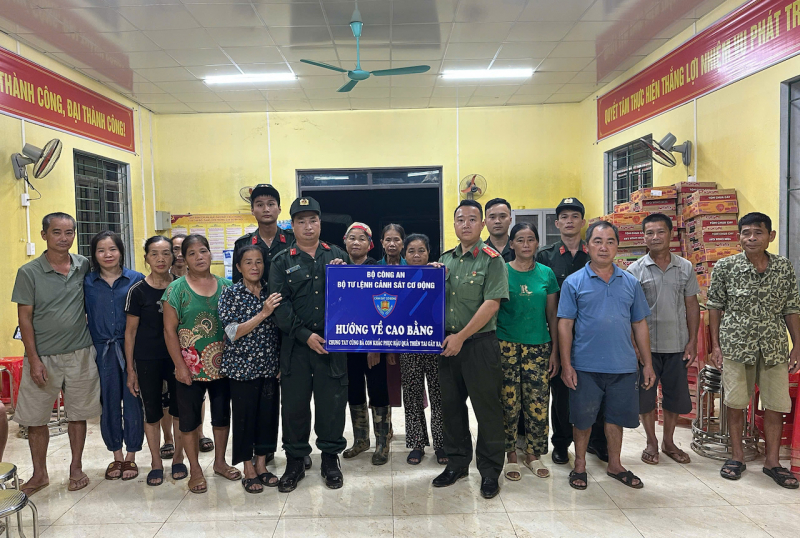 Bộ Tư lệnh Cảnh sát cơ động phối hợp trao 10 tấn nhu yếu phẩm đến bà con Cao Bằng -0