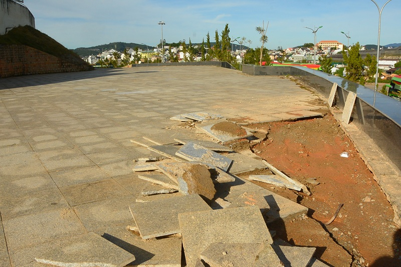 Sân vận động Đà Lạt vừa sử dụng đã xuống cấp -0