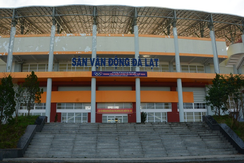 Sân vận động Đà Lạt vừa sử dụng đã xuống cấp -0