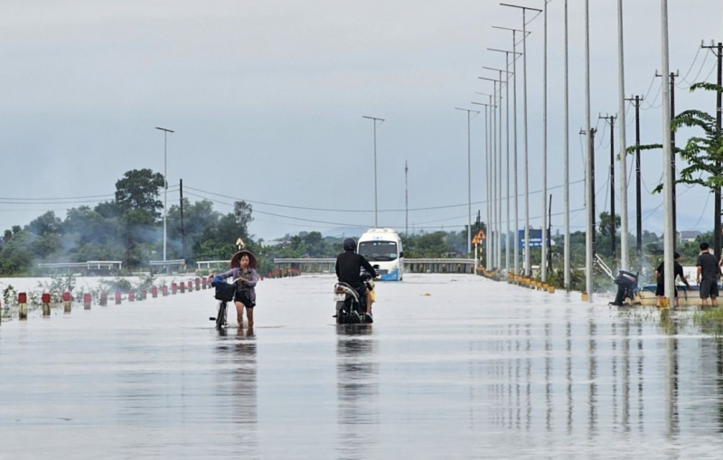 Nhiều vùng thấp trũng ở Huế ngập lụt, giao thông chia cắt -0