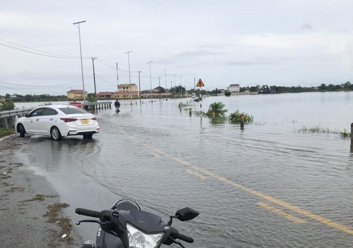 Nhiều vùng thấp trũng ở Huế ngập lụt, giao thông chia cắt -0