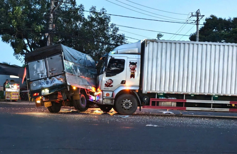Tông xe liên hoàn trên Quốc lộ 26, một tài xế bị thương nặng -0