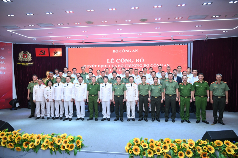 Bộ Công an phong cấp bậc hàm cho 8 đồng chí lãnh đạo chủ chốt của Tổng Công ty Viễn thông Mobifone -1